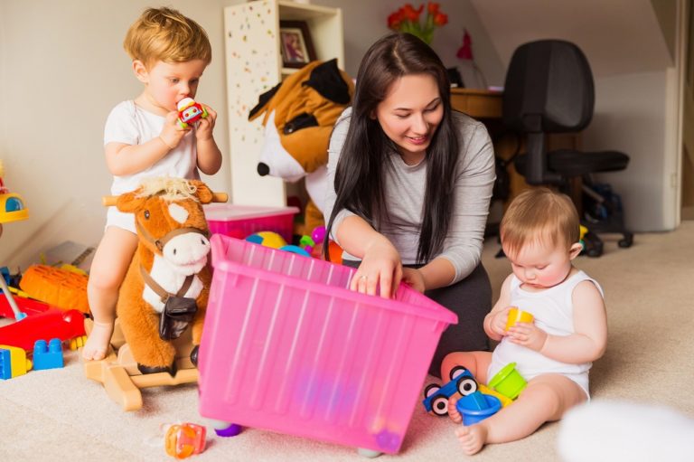 the-differences-between-a-nanny-and-a-babysitter